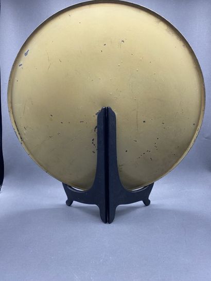 Deux grands plats circulaires en métail émaillé...