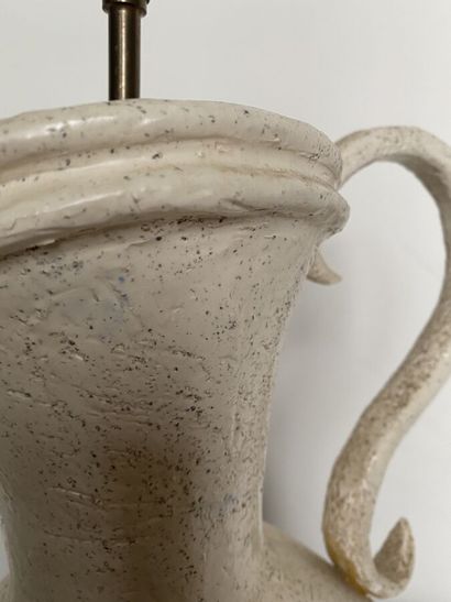 Lampe en plâtre en forme de vase à une anse...
