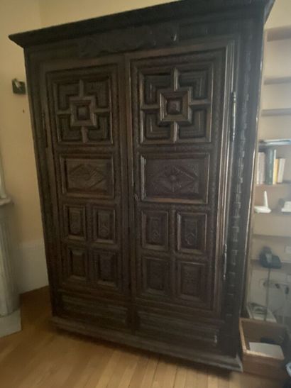 Armoire en bois naturel mouluré et sculpté.
XVIIe...