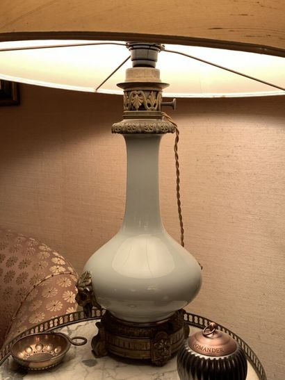 Paire de lampe en porcelaine céladon, montures...