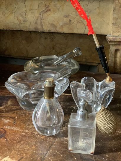 Lot de quatre objets en cristal dont, un...