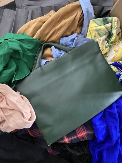 Un lot de vêtements divers dont : Polo Ralph...