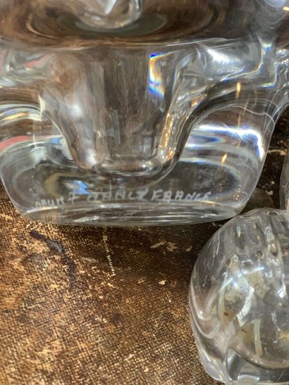 Lot de quatre objets en cristal dont, un...