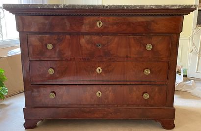 Commode en acajou et placage d'acajou ouvrant...