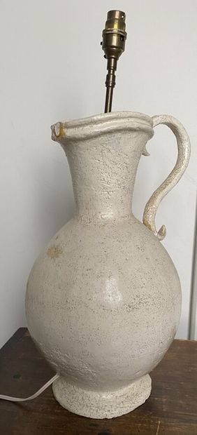 Lampe en plâtre en forme de vase à une anse...