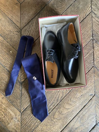 Paire de chaussures BALLY en cuir noir. Taille...