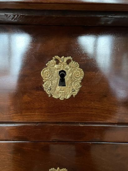 Commode en placage d'acajou moucheté ouvrant...