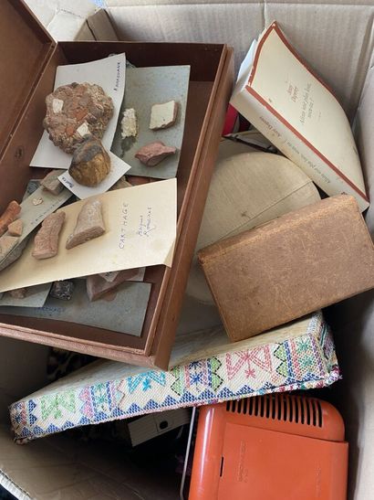 Lot d'objets divers en mannette : casque...