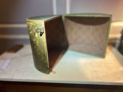 Ecrin cylindrique garni de cuir à décor aux...