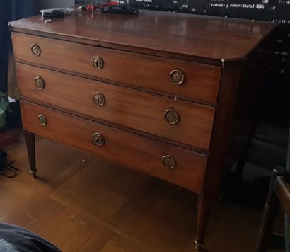 Commode en acajou ouvrant à trois tiroirs...