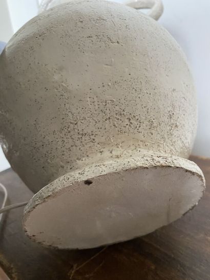 Lampe en plâtre en forme de vase à une anse...