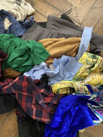 Un lot de vêtements divers dont : Polo Ralph...