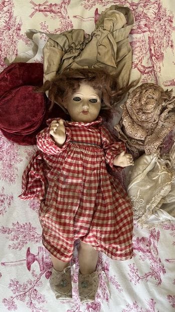 Doll dress with checks
Length : 49 cm

Provenance...