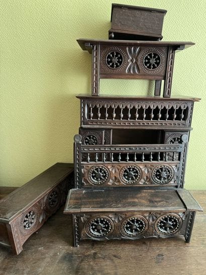 A lot of Breton miniature furniture of dolls...