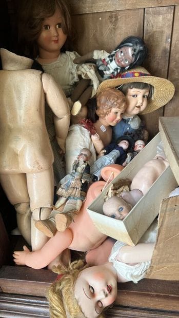 Many various dolls, some broken.

Provenance...