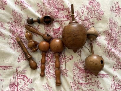 Lot of turned boxwood objects, bilboquet,...