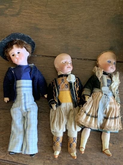 Three little dolls, one of them SFBJ N°801...