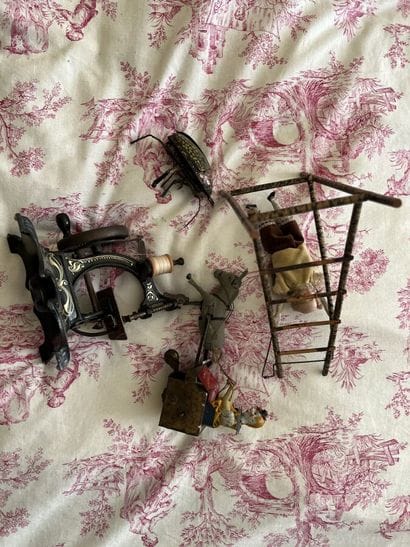 A batch of various toys

Provenance : An...