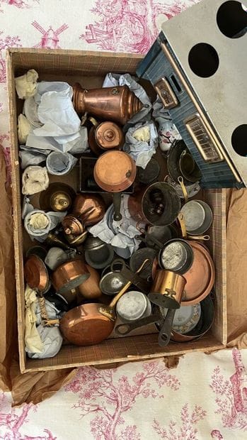 Lot of various copper pans of dolls

Provenance...