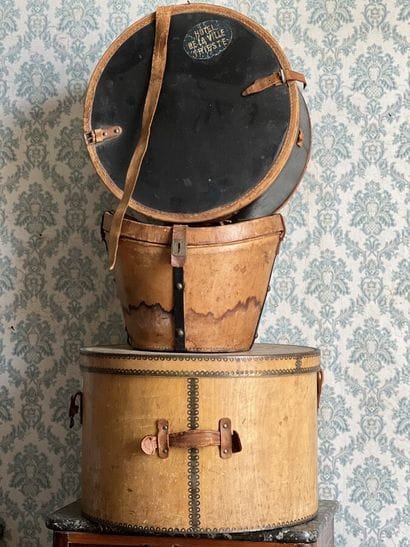 Three hat boxes in black lacquered cardboard...
