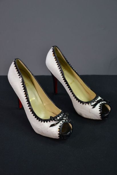 CHRISTIAN LOUBOUTIN Escarpins en cuir blanc...