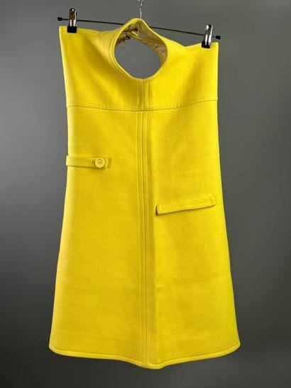 COURRÈGES PARIS Robe trapèze en laine jaune...