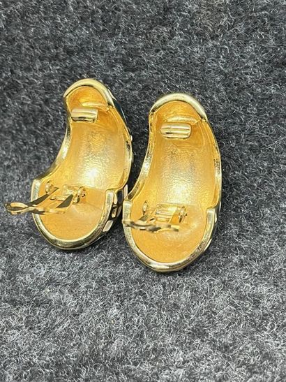 NINA RICCI Lot comprenant un collier de perles...