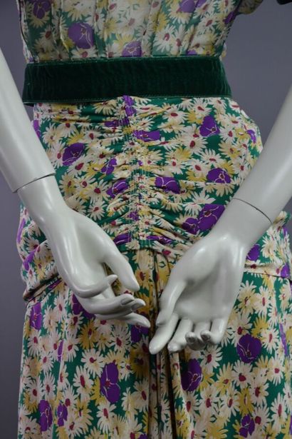 LOUIS VUITTON Ensemble en soie fleuri finitions...