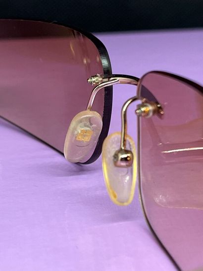 GIVENCHY Lunettes femme
Le modèle possède...