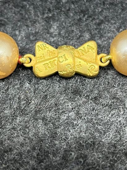 NINA RICCI Lot comprenant un collier de perles...