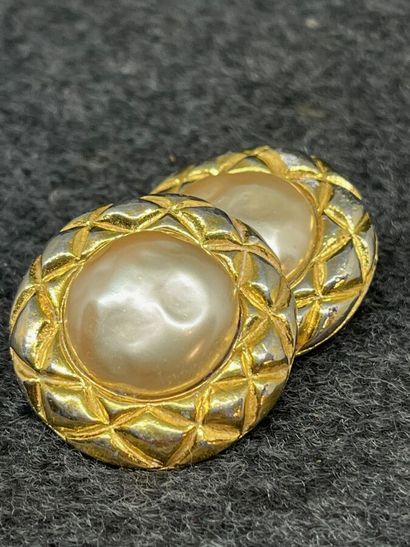 CHANEL Boucles d'oreilles en métal doré rond...