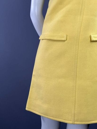 COURRÈGES PARIS Robe trapèze en laine jaune...