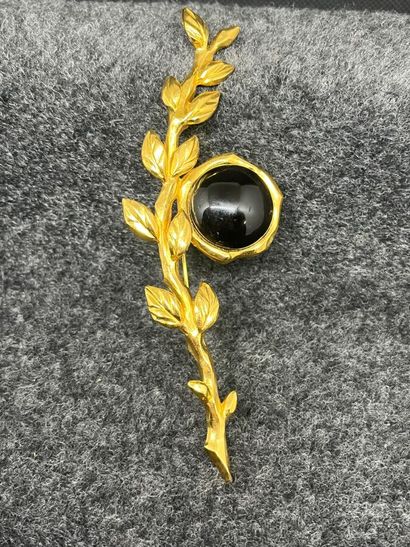 LANVIN PARIS Broche dorée à motif de branche

Le...