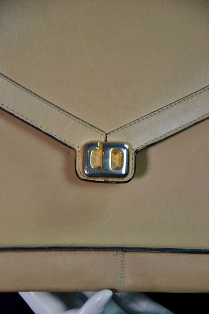 CHRISTIAN DIOR Sac pochette en cuir beige...