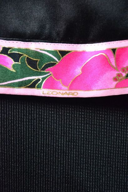 LEONARD PARIS Top Qipao en soie noire décor...