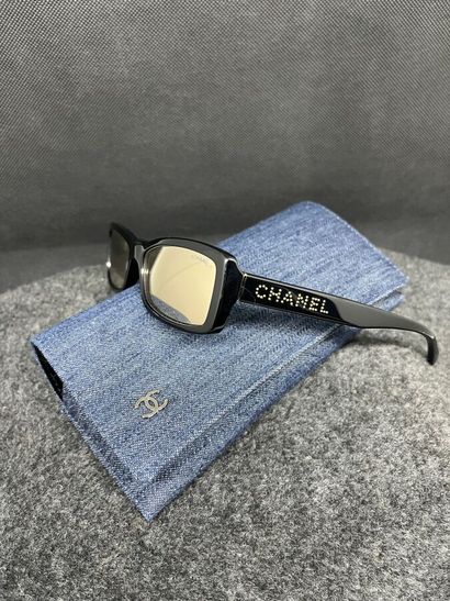 CHANEL Lunettes de soleil noires reflet irisé...