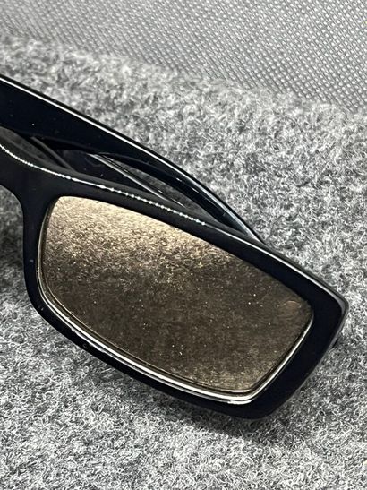 CHANEL Lunettes de soleil noires reflet irisé...