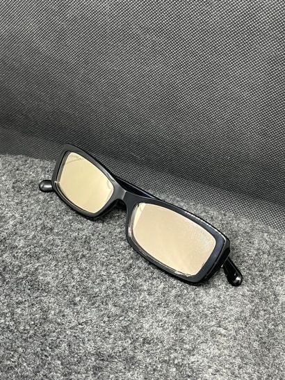 CHANEL Lunettes de soleil noires reflet irisé...