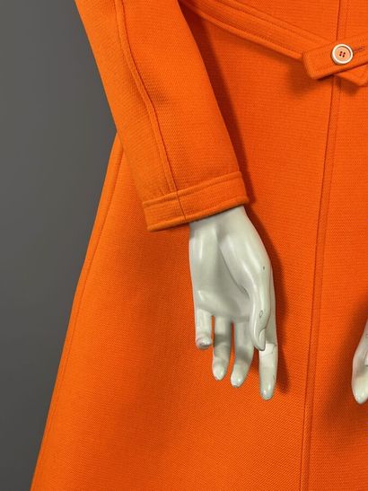 COURRÈGES PARIS - Manteau orange en lainage...