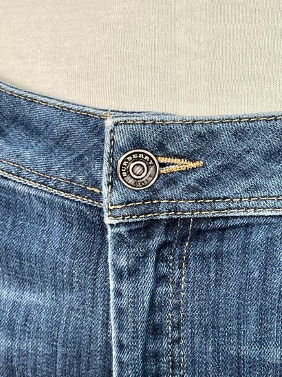 BURBERRY Lot de 2 pantalons denim bleu et...