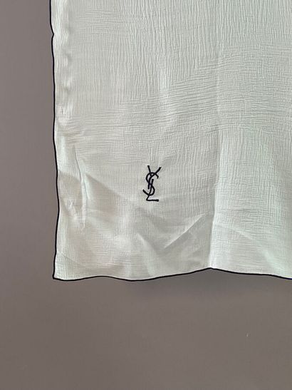 YSL, GIVENCHY, PATOU, FERAUD Lot de 4 foulards...