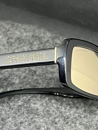 CHANEL Lunettes de soleil noires reflet irisé...