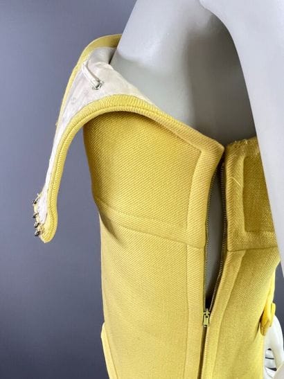 COURRÈGES PARIS Robe trapèze en laine jaune...