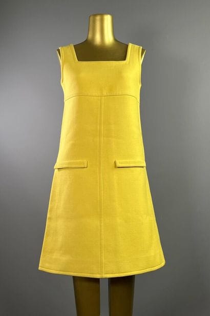 COURRÈGES PARIS Robe trapèze en laine jaune...