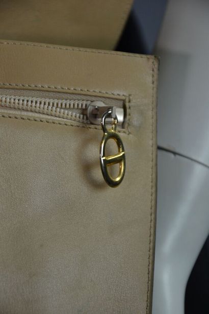 CHRISTIAN DIOR Sac pochette en cuir beige...