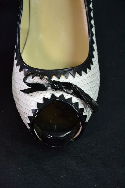 CHRISTIAN LOUBOUTIN Escarpins en cuir blanc...