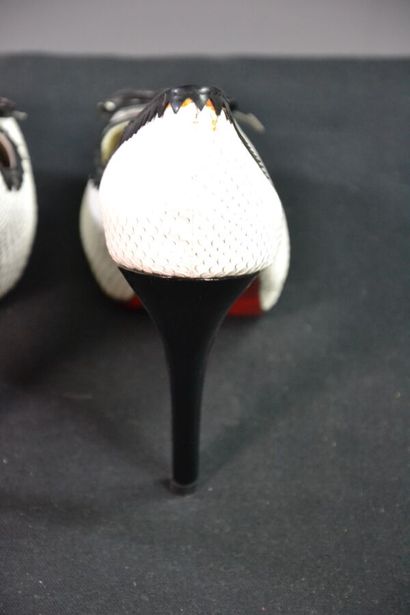 CHRISTIAN LOUBOUTIN Escarpins en cuir blanc...