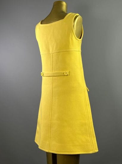 COURRÈGES PARIS Robe trapèze en laine jaune...