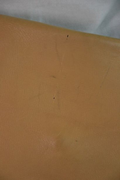 CHRISTIAN DIOR Sac pochette en cuir beige...