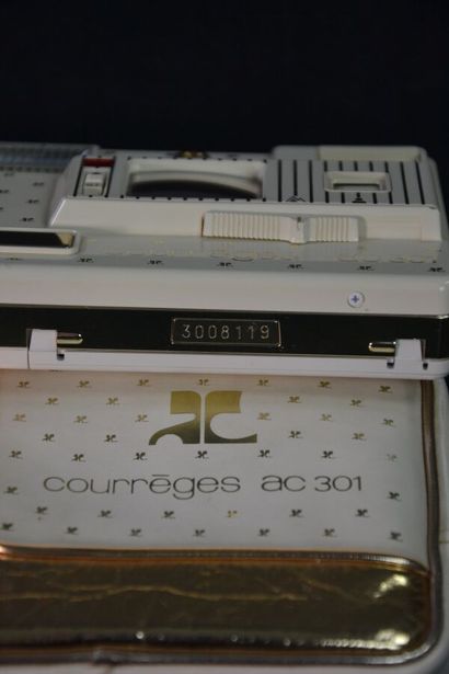 COURREGES Appareil photo Kodak disc or et...